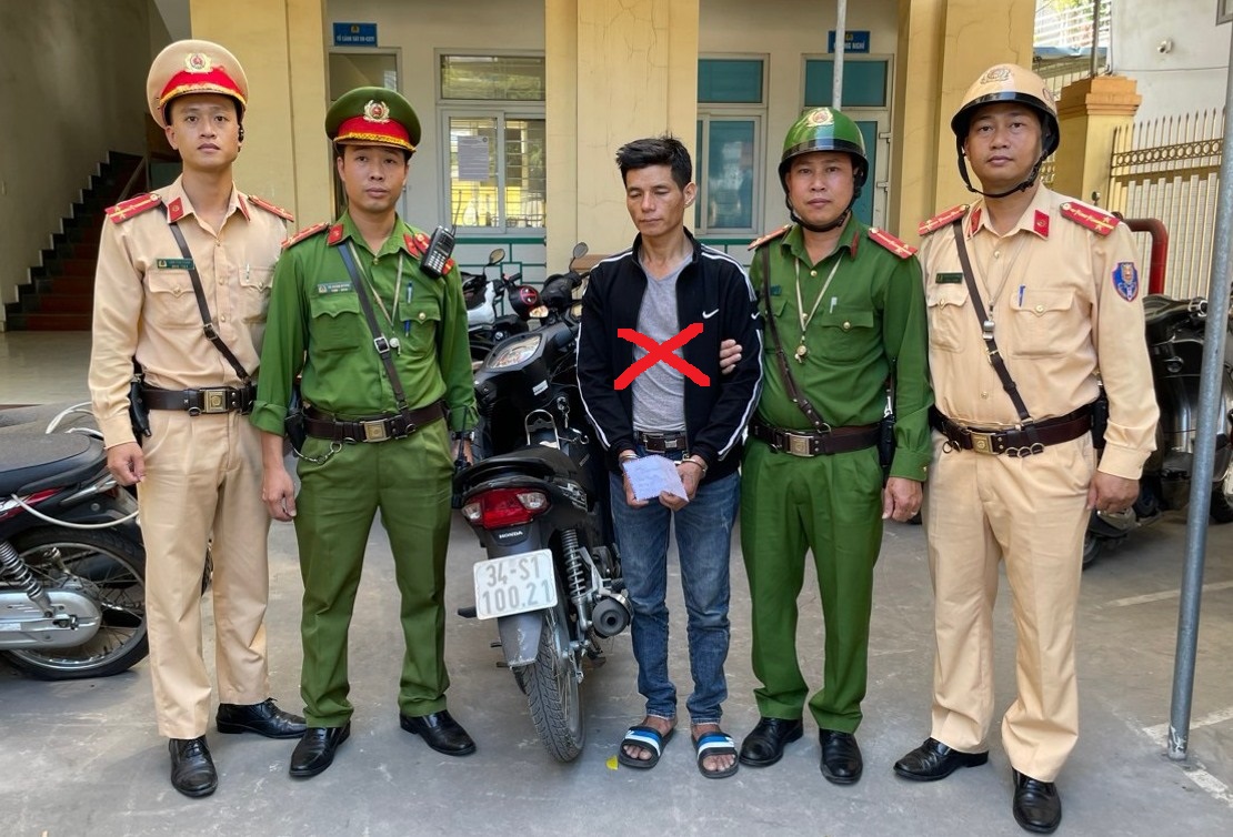 Công an quận Hồng Bàng kiểm tra người vi phạm giao thông, phát hiện tàng trữ, sử dụng trái phép ma túy